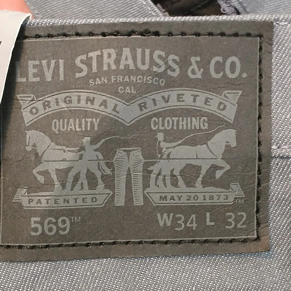 Vintage Levi's 562 Loose Straight Fit Line 8 Jeans Mens Denim Gray Size 34 x 32